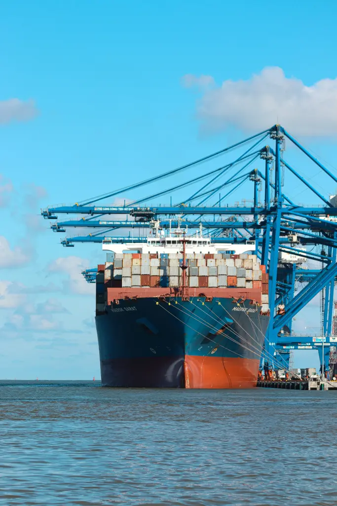 Porte-conteneurs à quai sous les grues d'un port
