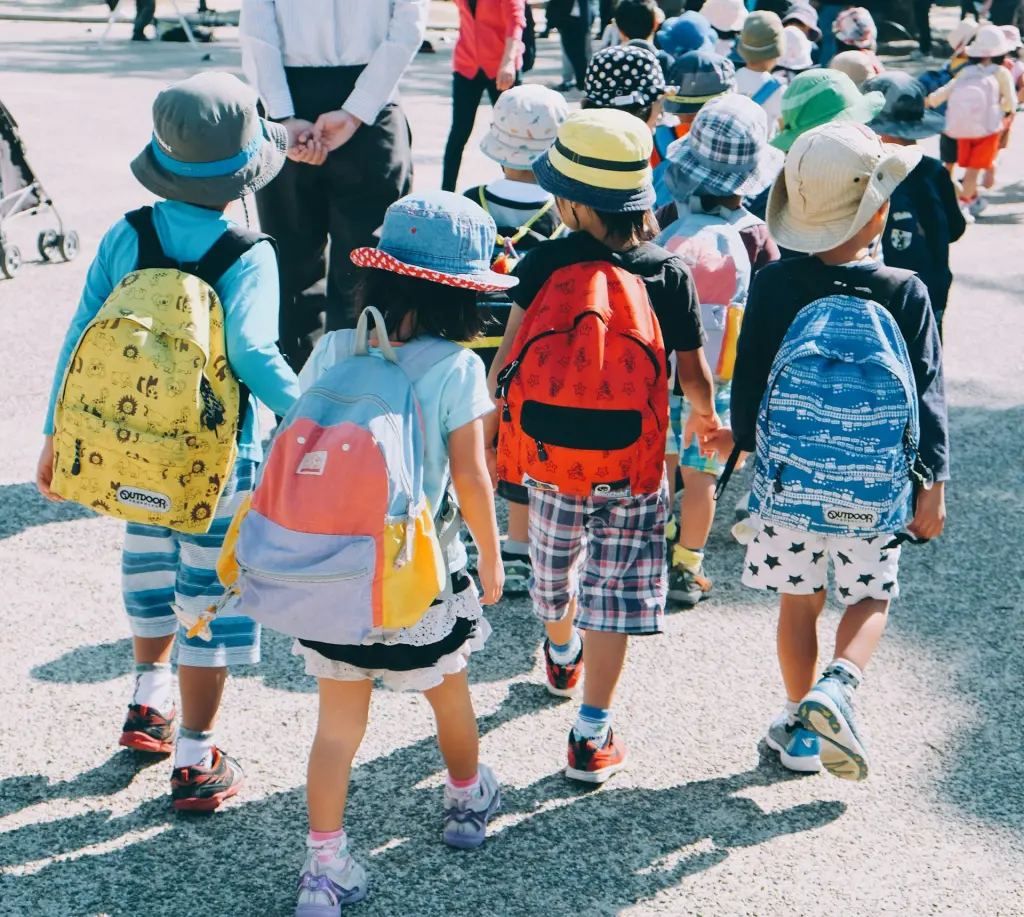 Enfants en route vers l'école avec leurs cartables