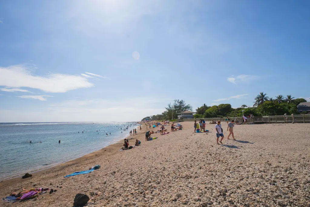 Plage de sable avec des baigneurs au bord de l'océan